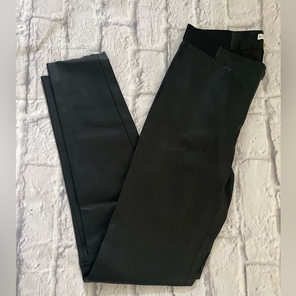 Alice + Olivia black front zip leather legging